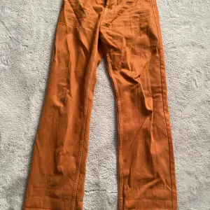 Våriga jeans från Junkyard, dem är lite brun/orangea i färgen. använd fåtal ggr, har inga skador m.m. Skriv om ni undrar över nått, pris kan diskuteras :)