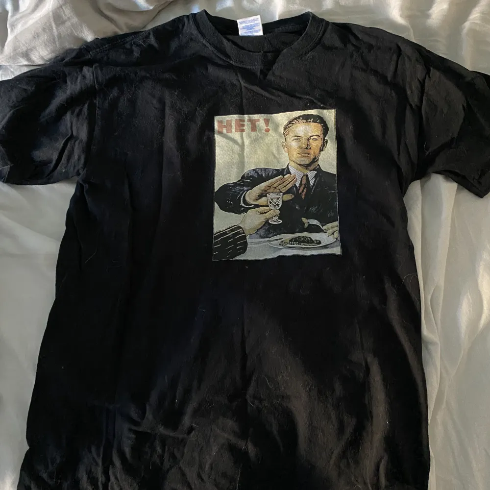 Skön t-shirt med tryck. Använt ytterst lite. Köptes på secondhand för cirka 150kr. . T-shirts.