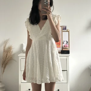 Studentklänning🤍 - Säljer en jättefin vit klänning med volang och ett mönster av blommor🤍Passar perfekt till studenten💖