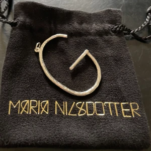Halsband  - Säljer ett helt nytt Maria Nilsdotter stort G 