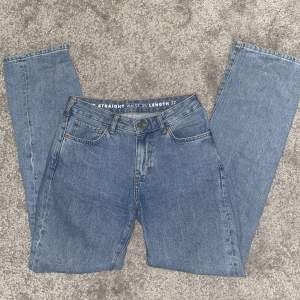 Jättefina jeans från Bikbok som är raka i benen och bara är använda några gånger så de är i fint skick, skriv för fler bilder💕Nypris 699kr