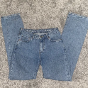 Jeans  - Jättefina jeans från Bikbok som är raka i benen och bara är använda några gånger så de är i fint skick, skriv för fler bilder💕Nypris 699kr