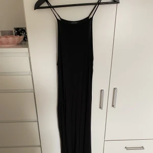 Långklänning - Superfin långklänning som liknar Skims. Den har en liten slit i benet och den är superskön. Använd kanske 2 gånger. Storlek 38, skriv för bilder hur den sitter på 🌸