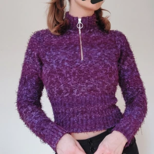 Y2K topp - Tröja köpt second hand. Half zip och i skönt material. Väldigt fin.
