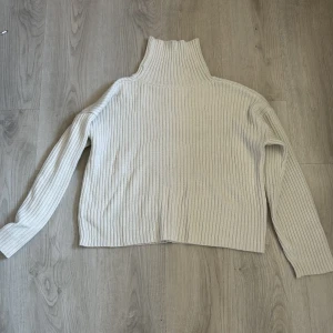 Stickad polo tröja  - Super fin stickad polo tröja från shein i storlek xs