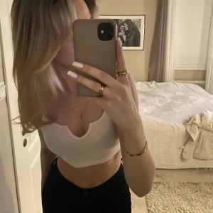 Linne - Vitt linne som tyvärr inte kommer till användning. Detta efter som jag är ganska lång och den blir i min smak för kort på mig! Den är i storlek M men skulle säga att den även passar på Xs/S🤍🤍