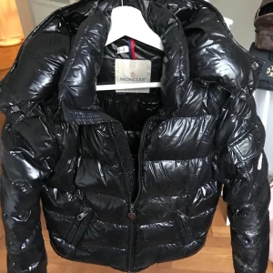 Moncler - Jacka från moncler inköpt på en second hand butik för 1700kr storlek S, obs!! Vet ej om den är äkta.