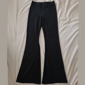 Flare leggings - Flare/bootcut leggings från gina tricot. Stolek xs petit så kortare i benen. Gott skick! Frakt tillkommer men kan också mötas i Linköping :) skriv om du har frågor eller undrar över mått 🥰 