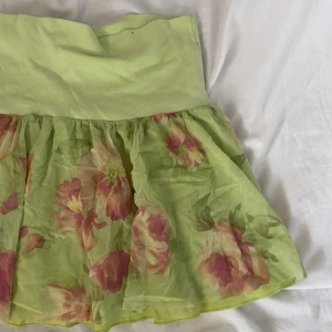 Kjol - Kjol i storlek 36-38 men passar även större då den har resår i midjan🥰