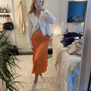 Kjol - Orange satinliknande kjol från Carin Wester. Använd 1 gång! 💕