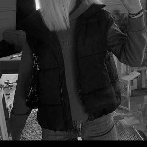 Väst  - Säljer min fina väst då den inte kommer till användning längre. köpt på bikbok, kommer inte ihåg priset på den men kom med ett prisförslag så kan vi ta det där ifrån💕