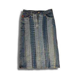Säljer denna balla jeans kjolen. Lång och perfekt till sommaren. Storlek s