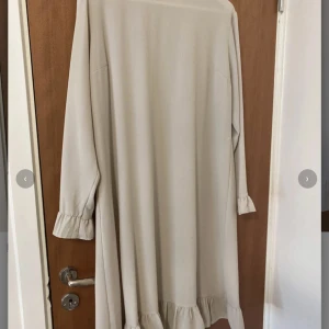 Klänning - Fin beige klänning använd 1-2 gånger Max.