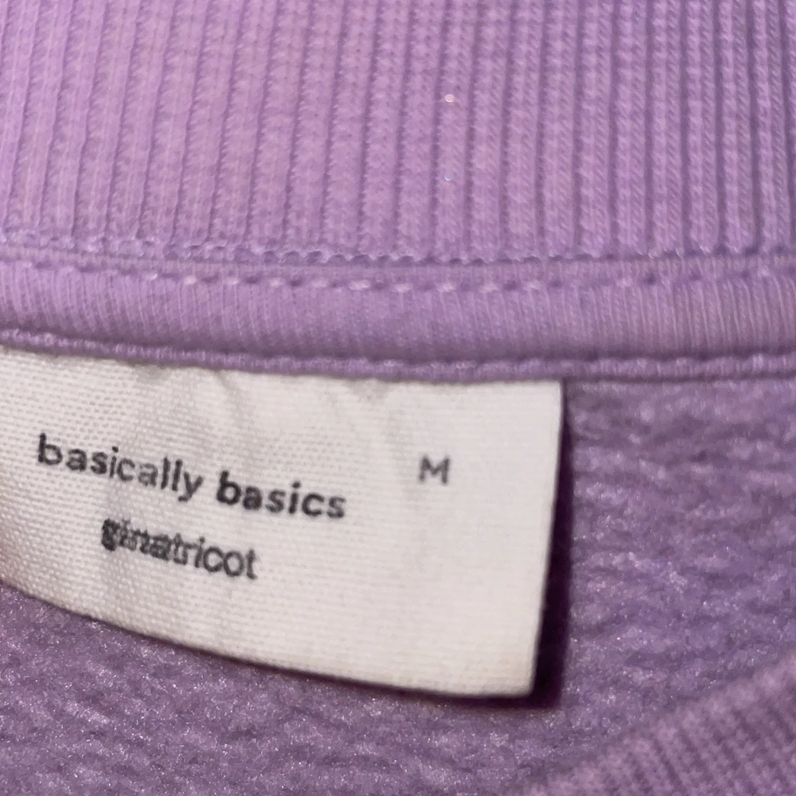 Gina tricots lila sweatshirt i storlek M. - 90