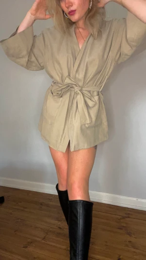 Beige Kimono - Köpt på indiska 1.5 år sedan. Sandigt material och har struktur.