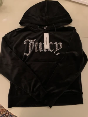 jucy tröja  - Helt ny, köpt i usa.  Original pris 1000 Jag säljer för 200 men priset kan sänkas 