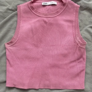 Rosa topp från zara - Superfin topp från zara nu till våren och sommaren. Den är i storlek M men passar även S!