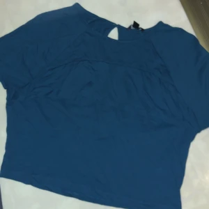 Volang fram och hål på ryggen - Gammal tröja men bra skick