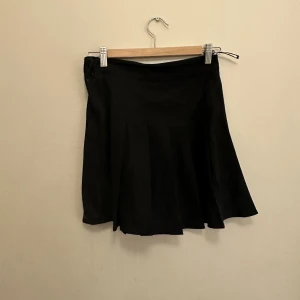 Svart kjoll - Är från shein så det därför jag säljer billigt 