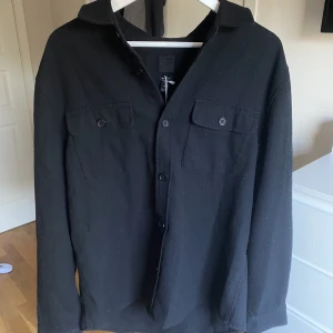 Hm overshirt - Säljer min snygga overshirt från hm i storlek L. Den är knappt använd så den är som ny. En tröja som passar perfekt nu till våren.