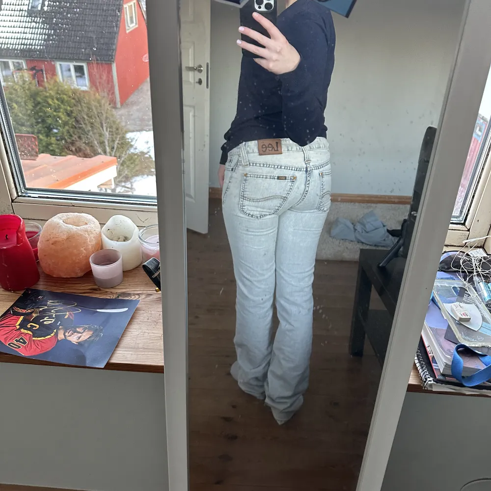 Ett par jätte fina lee jeans som tyvärr är försmå för mig💕. Jeans & Byxor.