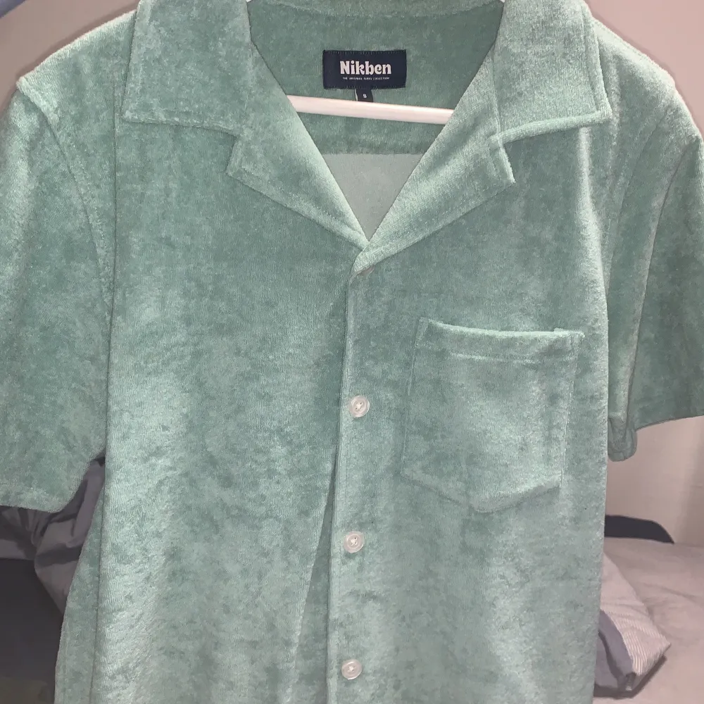 Säljer denna Nikben frotté/terry skjorta då den har blivit för liten. Använd en gång. 10/10 skick. Perfekt nu till sommaren. Nypris: 1200kr. . Skjortor.