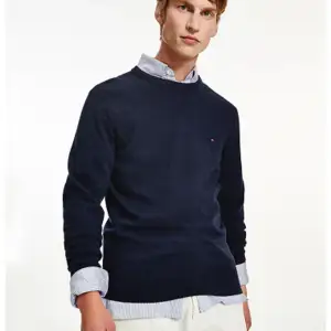 Jätte fin wool extra fine crew neck från tommy hilfiger utan några skador. Den är i navy blå.