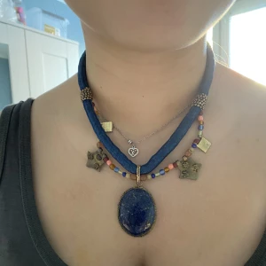 Halsband  - Snyggt blått halsband🫶🏼 aldrig använt 