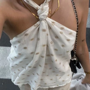 Fest topp - Supersnygg festtopp från zara! 😊är i storlek L man har sytt den så att den är som en S🤩använd fåtal gånger men inte till tillräckligt mycket för att ha kvar den i garderoben ☺️ Första bilden är lånad, skriv privat för fler bilder ❤️