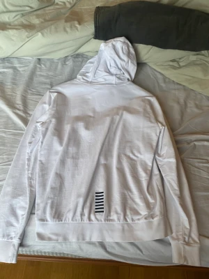 EA7 Armani luvtröja - EA7 Armani luvtröja i storlek S. Använd 1-2 ggr och är som ny. Nypris 1000kr vårt pris 500kr 