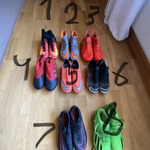 Fotbollskor - Säljer flera gamla par skor. Skorna är i olika storlekar och olika skick. Vid intresse finns inviduella bilder på skorna. Par 1 - 36 Par 2 - 36 Par 3 - 39 1/3 Par 4 - 36 1/3 Par 5 - 36 Par 6 - 40 Par 7 - 37 1/2 Par 8 - 40