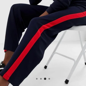 Byxor marinblå röd - Från tall kollektion men är normala i längd. Marinblå med röda ränder på sidan. Foton tagna från hemsidan men kan fota irl också 