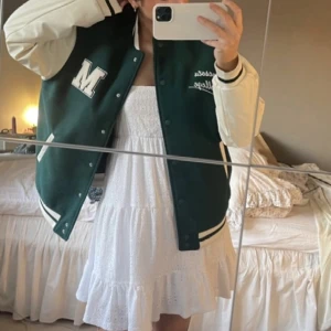 JACKA - Säljer min snygga jacka som behöver ett nytt hem! Nypris 499kr men säljer för 250kr+frakt 😃 Storlek XS men är oversized ❤️