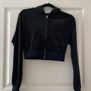 Kofta - En kort kofta i sammet med text på ryggen. Använd fåtal gånger. Säljs då den inte är min stil längre. Inga defekter.