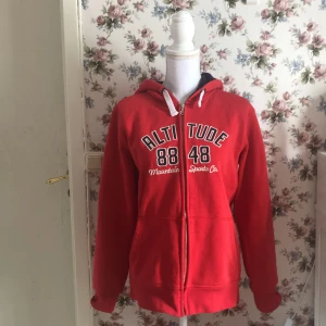 Tröja - Röd huvtröja ❤️✉️
