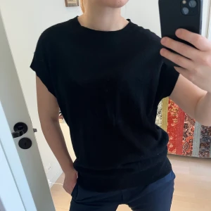 Zara stickad topp - En svart stickad väst/topp från zara. I storlek S men passar även XS och M. 100% Ull!