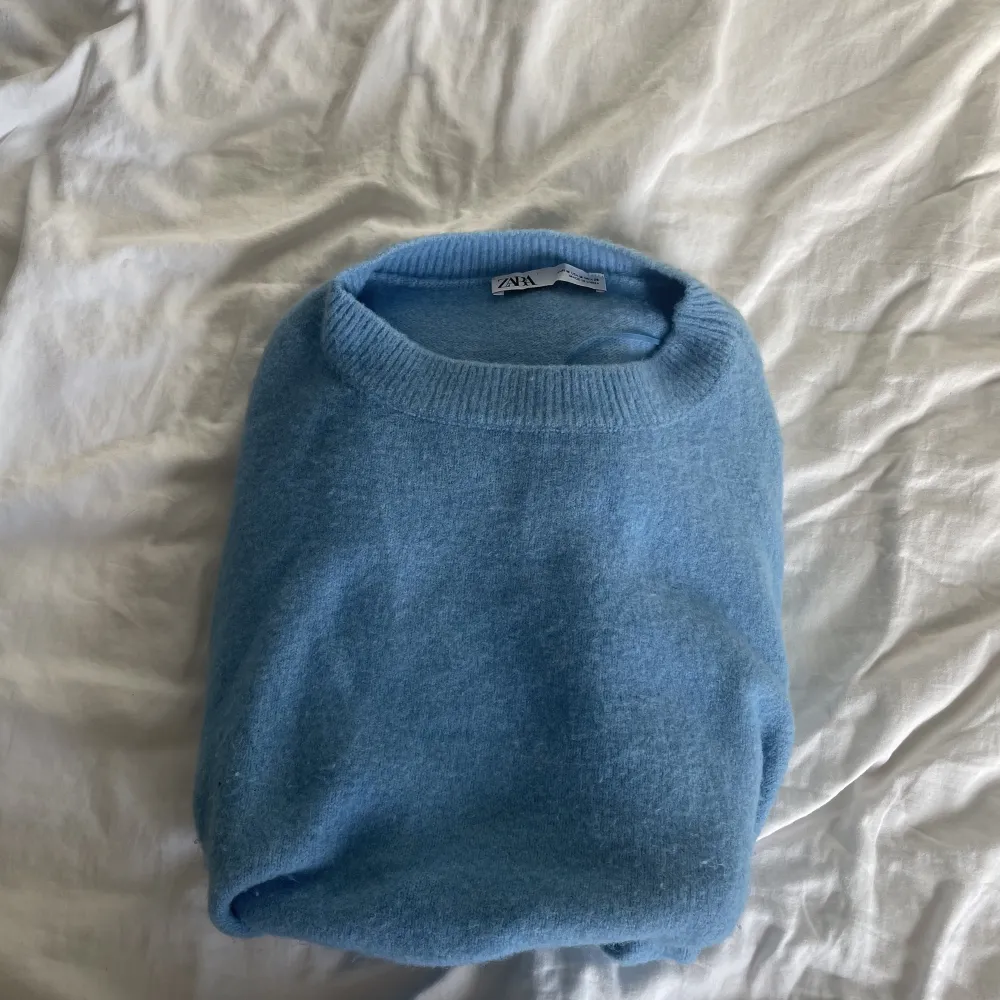 stickad ljusblå tröja från zara, (färgen syns bäst på första bilden) köpt i oktober förra året och har tyvärr inte kommit till användning.. Stickat.