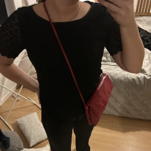 Spets blus/tshirt - Super gullig tahirt med spets armar. Inget täcken på användning men säljer för att jag tycker den sitter för tajt i armarna på mig. St 38 men skulle säga att den mer är en 34/36. 