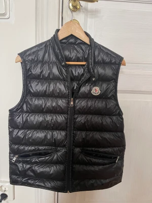 Moncler väst - Hej! Jag letar efter byten på min moncler väst. Söker byten då den är liten på mig. Jag söker tex valentinos. Om du har ett bra pris på västen kan du även komma med bud. Hör av dig vid funderingar. Mvh Oskar