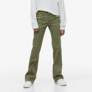 Low waist byxor - Säljer dessa snygga helt nya byxor från H&M! De är helt nya och har aldrig använts. De är just nu slutsålda på hemsidan💞💞 Storlek 40, men passar även 38! Köparen står för frakt🫶🏽