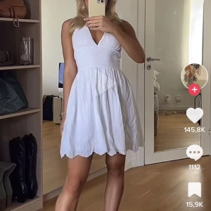 Zara klänning - Så fin klänning som passar till student och som inte går att köpa längre. Endast använd 1 gång förra sommaren så i nyskick. 