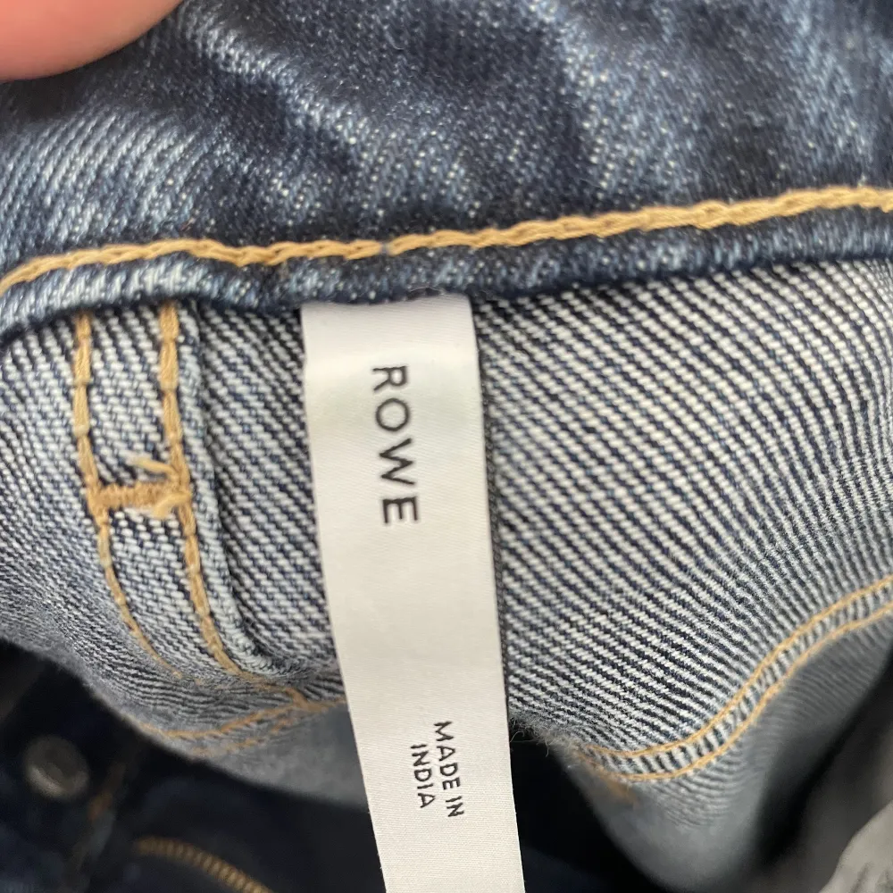 Helt nya jeans från weekday i modellen rowe, storlek 26/32. Mörka i färgen och ganska höga i midjan. Bra skick💙. Jeans & Byxor.