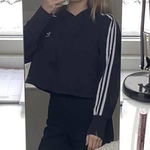 Croppad Adidas Hoodie - - Stor i storlek - 2 år gammal - Mycket bra skick