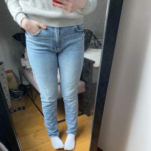 Blåa jeans från Gina Tricot, inte använda mycket, nästintill oanvända 