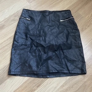 Kjol - Svart kjol från H&m i storlek 34