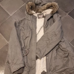 Jacka - Fin fodrad jacka i stor storlek (54/L/XL) Går att dra in i midjan. Fakepäls