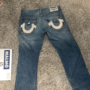 Äkta baggy true religion jeans - Feta truey jeans i size 32/32 som inte riktigt sitter som jag vill men är riktigt feta bortsett från det, köpt här på plick, få slitningar (kontakta för bilder på slitningar(.
