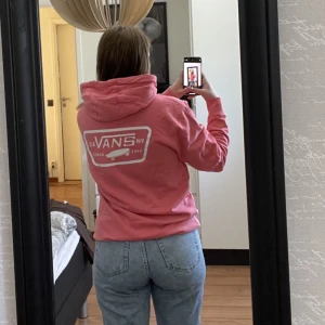 Rosa Vans hoodie - En väldigt skön o snygg rosa Vans hoodie med både tryck fram o på ryggen💓 finns en liten fläck som syns på sista bilden
