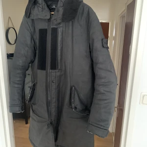 Stone island shadow project Jacka - Unik Stone Island jacka i storlek L, lite flaws runt armarna och på fickorna som syns på första bilden annars hel o fin.  