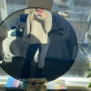 Beige stickad tröja - Beige stickad tröja med slut på båda sidor och polo, skit snygg och skön- sticks inte! Storlek xs men stor i storleken så funkar på alla mellan Xs-M! 200kr och köparen står för frakt🌸🌸